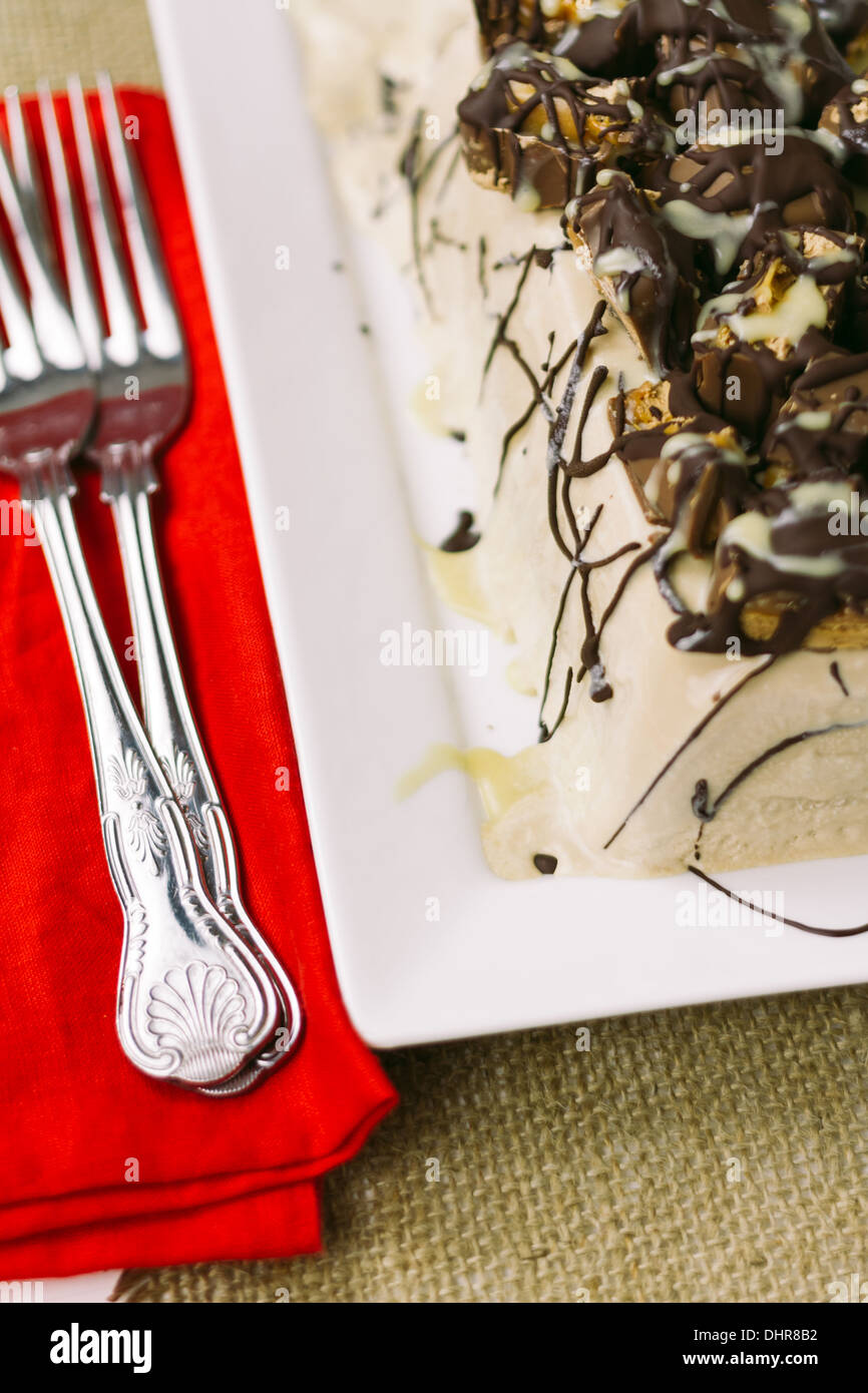 Caramel et chocolat surmontée barre de crème glacée avec la fourche Banque D'Images