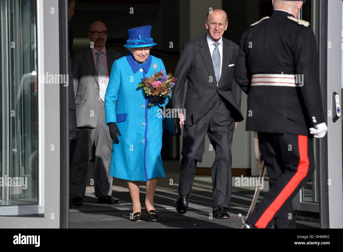 Manchester, UK. 14 novembre 2013. La Reine et le duc d'Édimbourg quittent le nouveau eco-friendly Le Noma au siège de la société coopérative avant de passer aux jeunes défavorisés en utilisant l'usine Zone jeunesse Centre dans Harpuhey, au Nord de Manchester. 14 novembre 2013 Crédit : John Fryer/Alamy Live News Banque D'Images