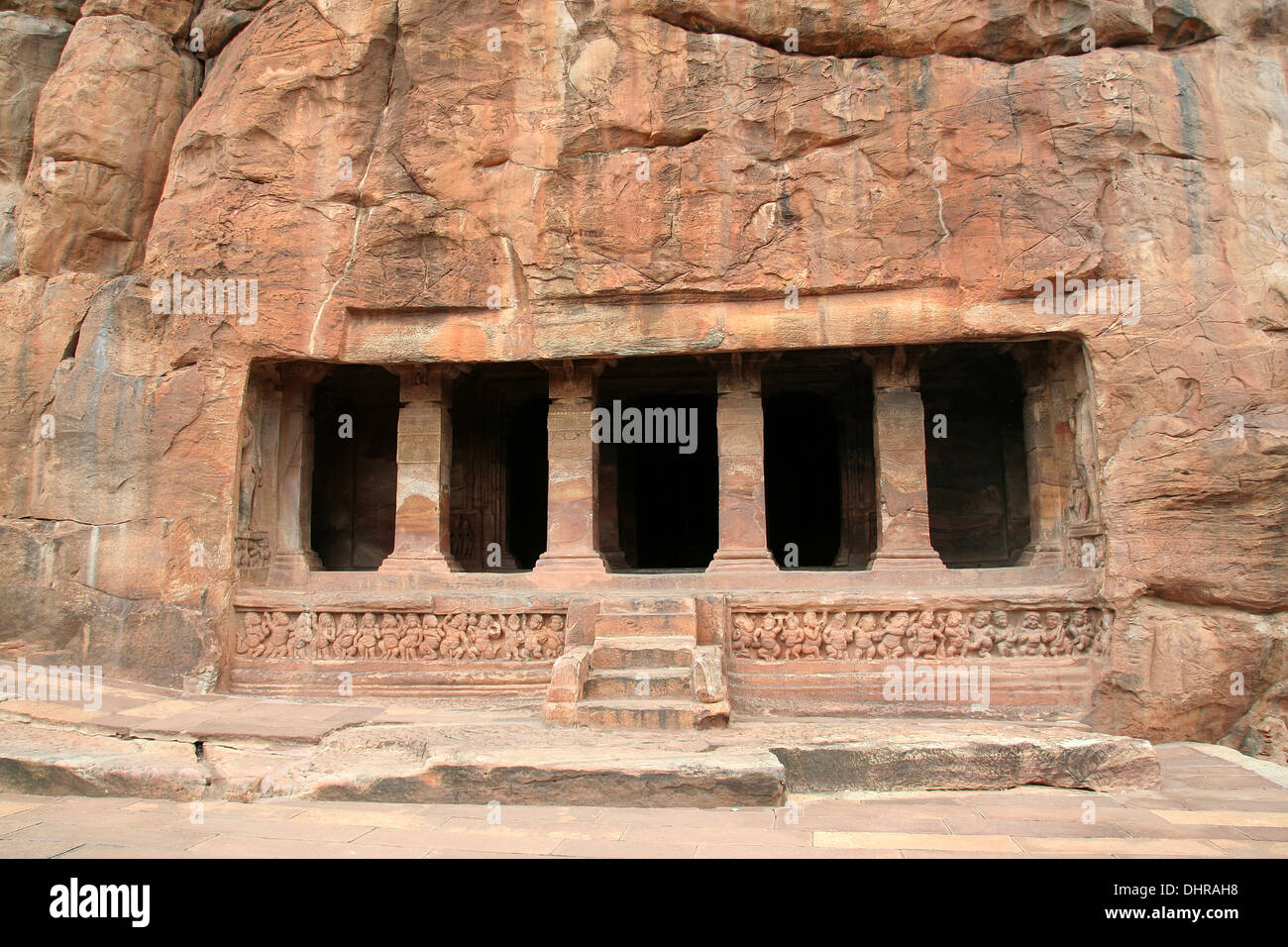 Vue avant du quatrième caverne à Badami, Karnataka, Inde, Asie Banque D'Images