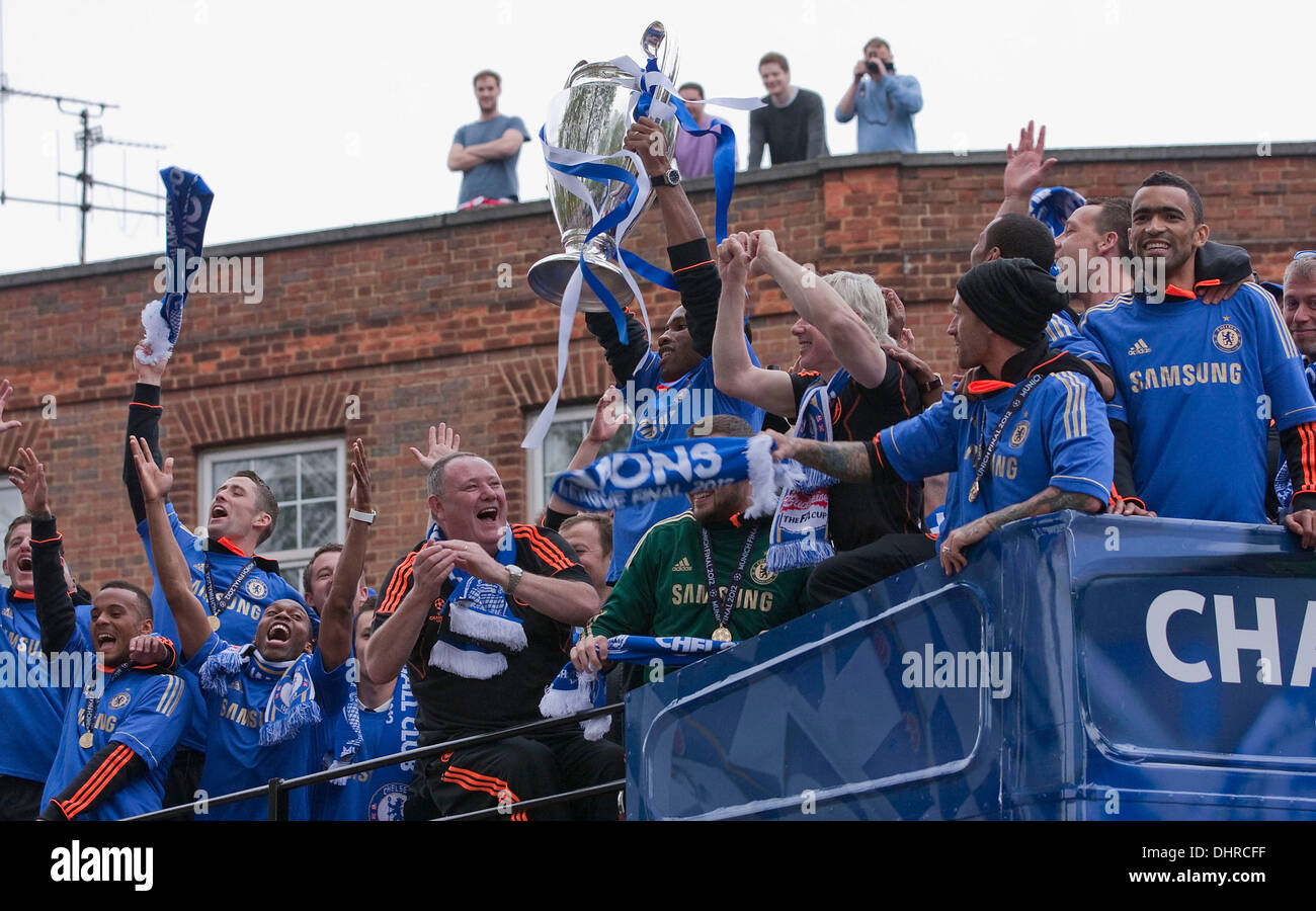 Chelsea FC Ligue des Champions européenne Revue de la victoire - La Ligue Européenne des Champions trophy s'affiche à partir d'un bus à toit ouvert par les joueurs lorsqu'ils passent le stade de Stamford Bridge. Londres, Angleterre - 20.05.12 Banque D'Images