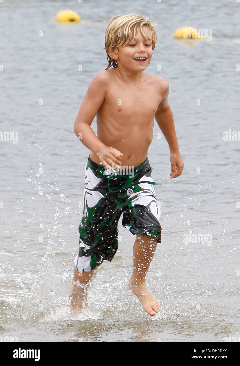 Kingston Le Fils De Gwen Stefani Joue Dans L Ocean A Un Anniversaire Marina Del Rey Californie 05 12 Photo Stock Alamy Kingston Le Fils De Gwen Stefani Joue Dans L Ocean A Un Anniversaire Marina Del Rey Californie 05 12 Photo Stock Alamy