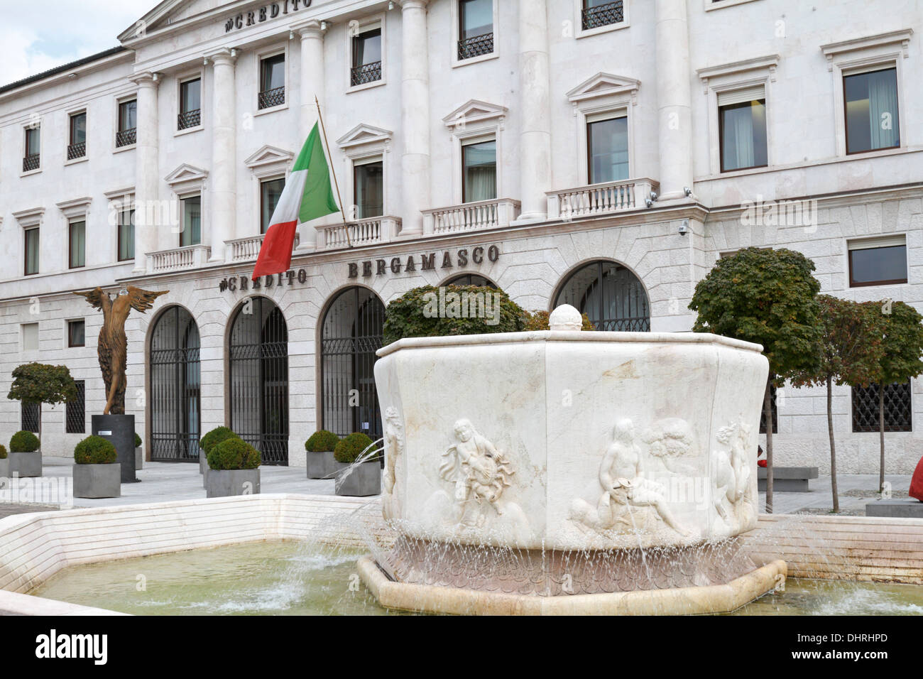 Bergame, Banque Credito Bergamasco et fontaine, Bergamo Bassa, Italie Photo  Stock - Alamy
