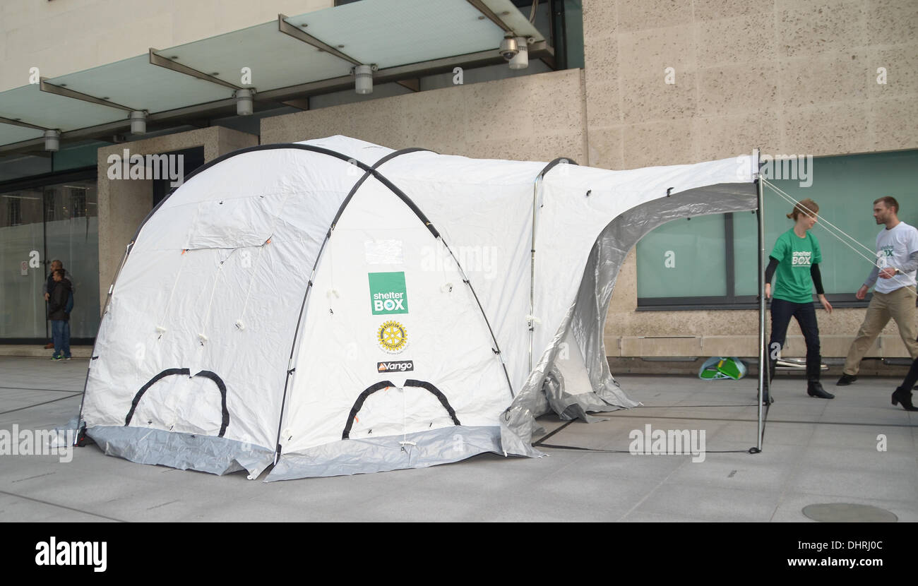 Londres, Royaume-Uni. 14 novembre 2013. L'une des tentes Shelterbox qui sont utilisées dans les efforts de secours après le tremblement de terre de magnitude 7,2 et le typhon qui ont frappé la région au cours des dernières semaines, les tentes pack dans la zone et peuvent être facilement transportés dans les zones sinistrées. Crédit : Sébastien Toombs/Alamy Live News Banque D'Images