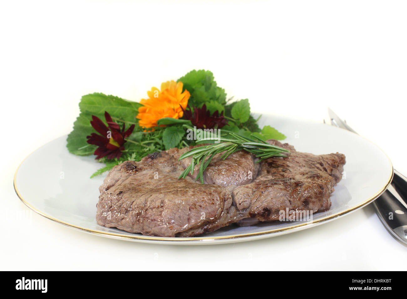 Ribeye Steak grillé avec une salade d'herbes sauvages Banque D'Images