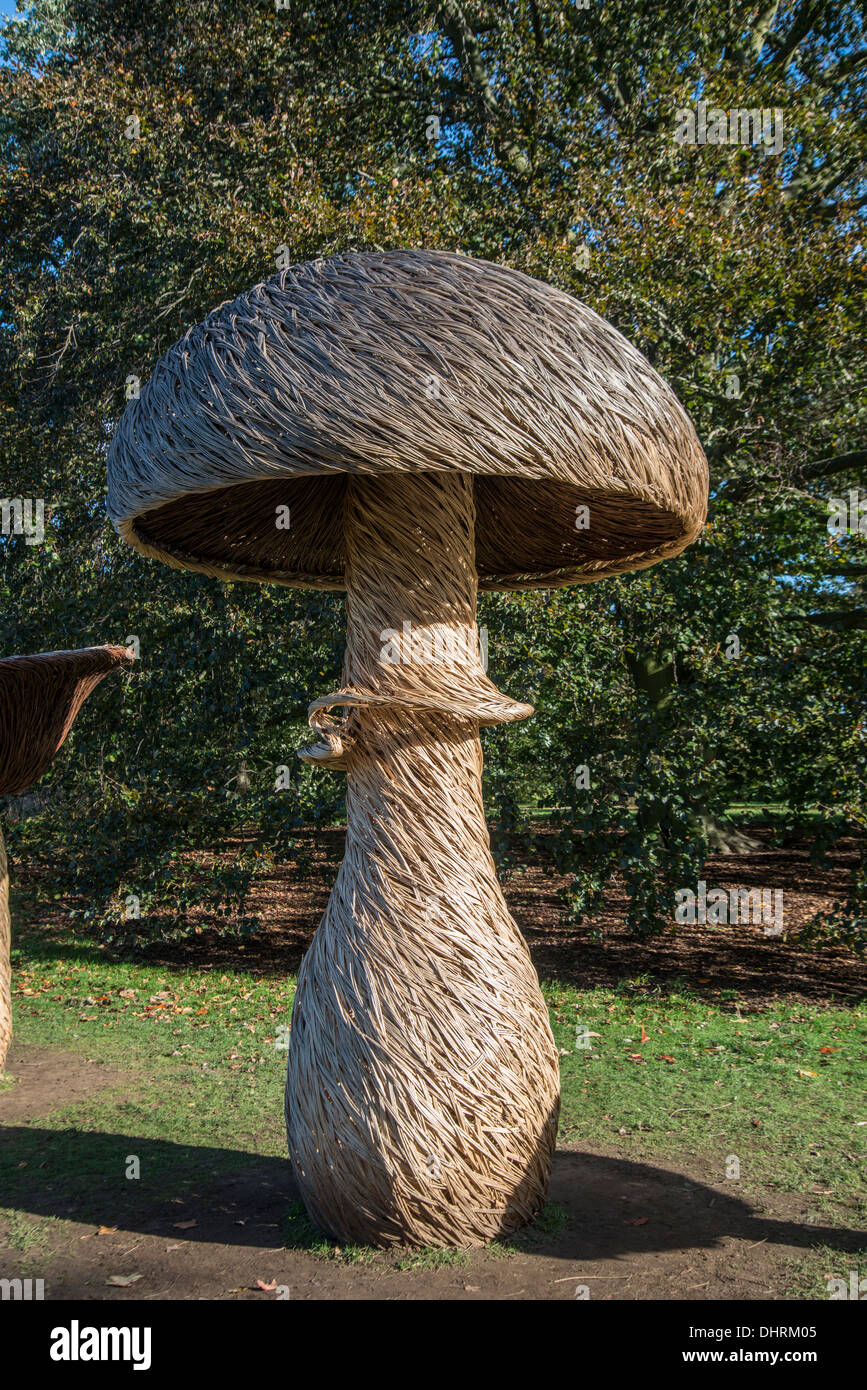 Champignon sculpture champignon Banque de photographies et d'images à haute  résolution - Alamy