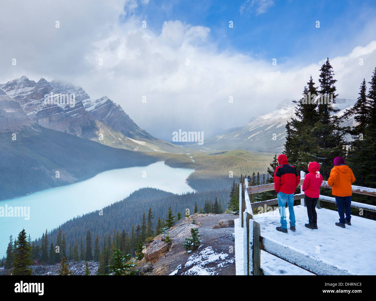 Trois personnes avec tempête de neige soufflant sur le lac Peyto Promenade des Glaciers du parc national Banff Alberta Canada Amérique du Nord Banque D'Images