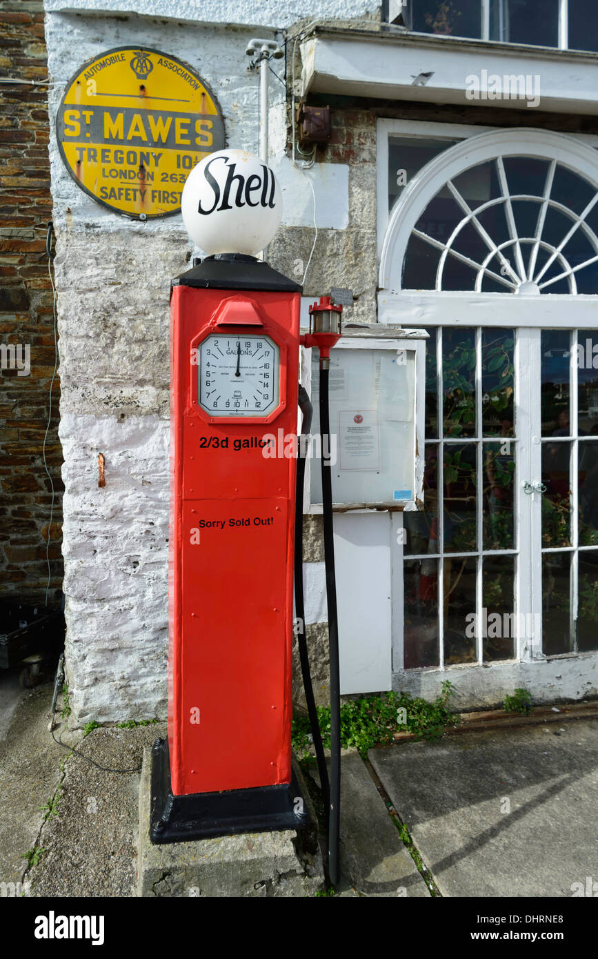 Pompes à essence Vintage Saint Mawes Cornwall UK Banque D'Images