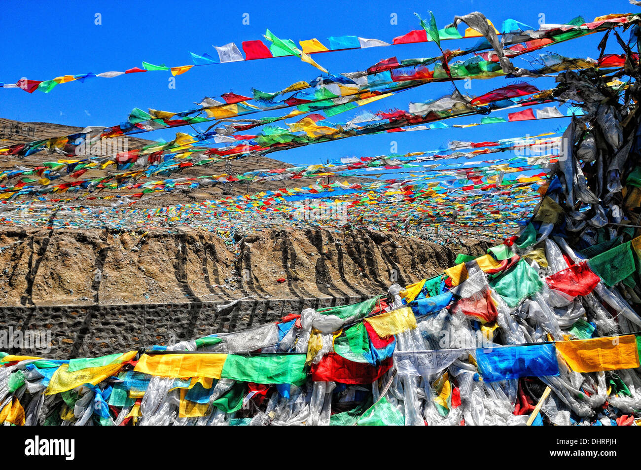 Drapeaux de prière sur la route au Tibet Banque D'Images