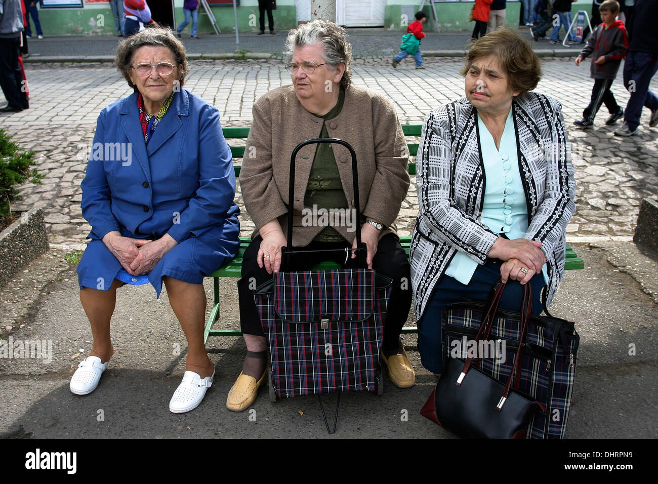 Banc pour personnes âgées, personnes âgées femmes âgées, personnes sur un banc, République tchèque adulte aîné retraité aîné retraité vieilli retraité vieillissement Banque D'Images
