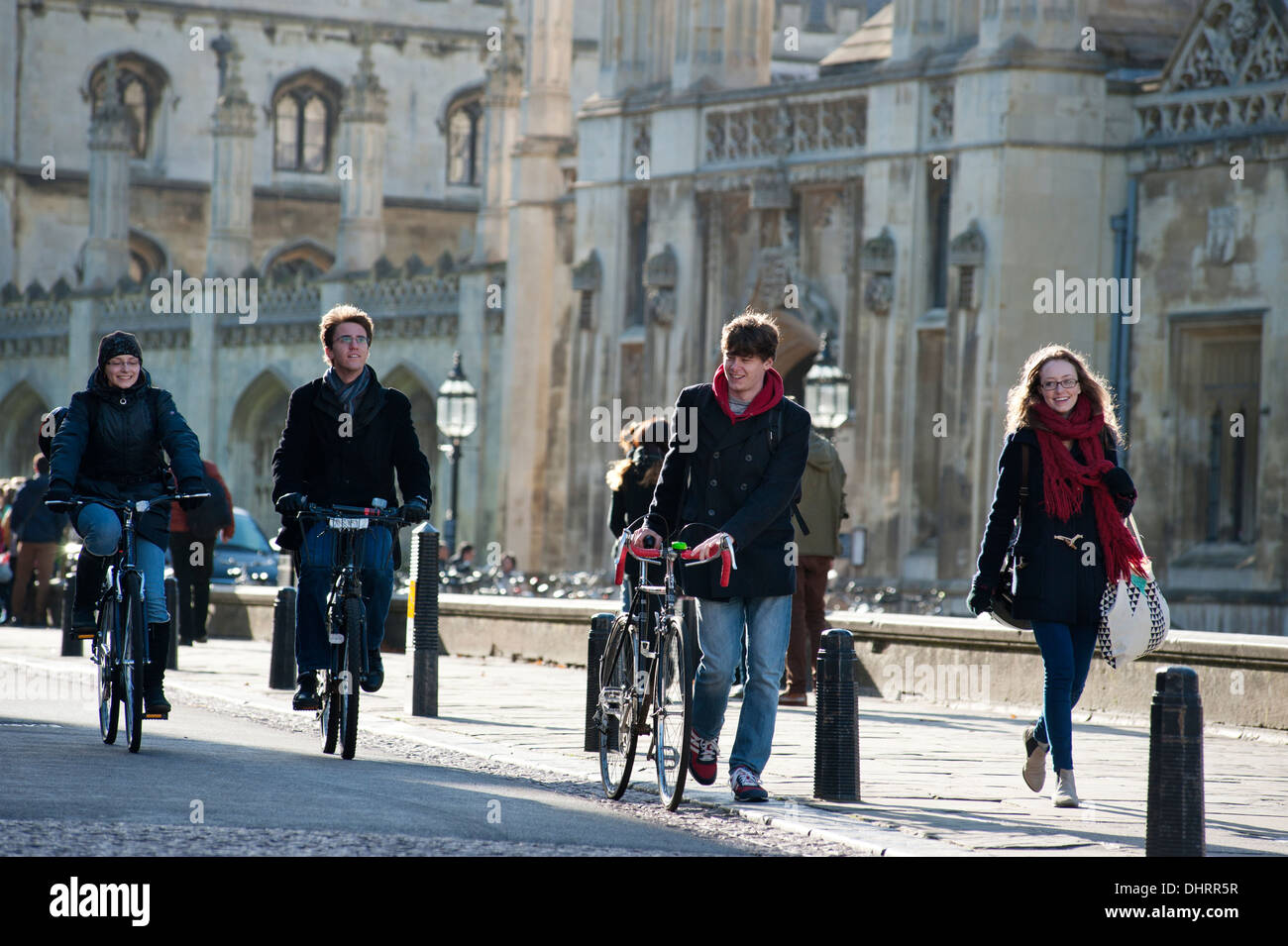 Les étudiants de l'Université de Cambridge sur les bicyclettes, Cambridge, Angleterre. Novembre 2013 étudiants sur les bicyclettes col King's College de Cambridge Banque D'Images