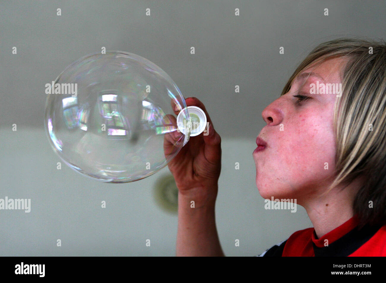 Jeune garçon soufflant de bulles, souffleur de bulles Banque D'Images