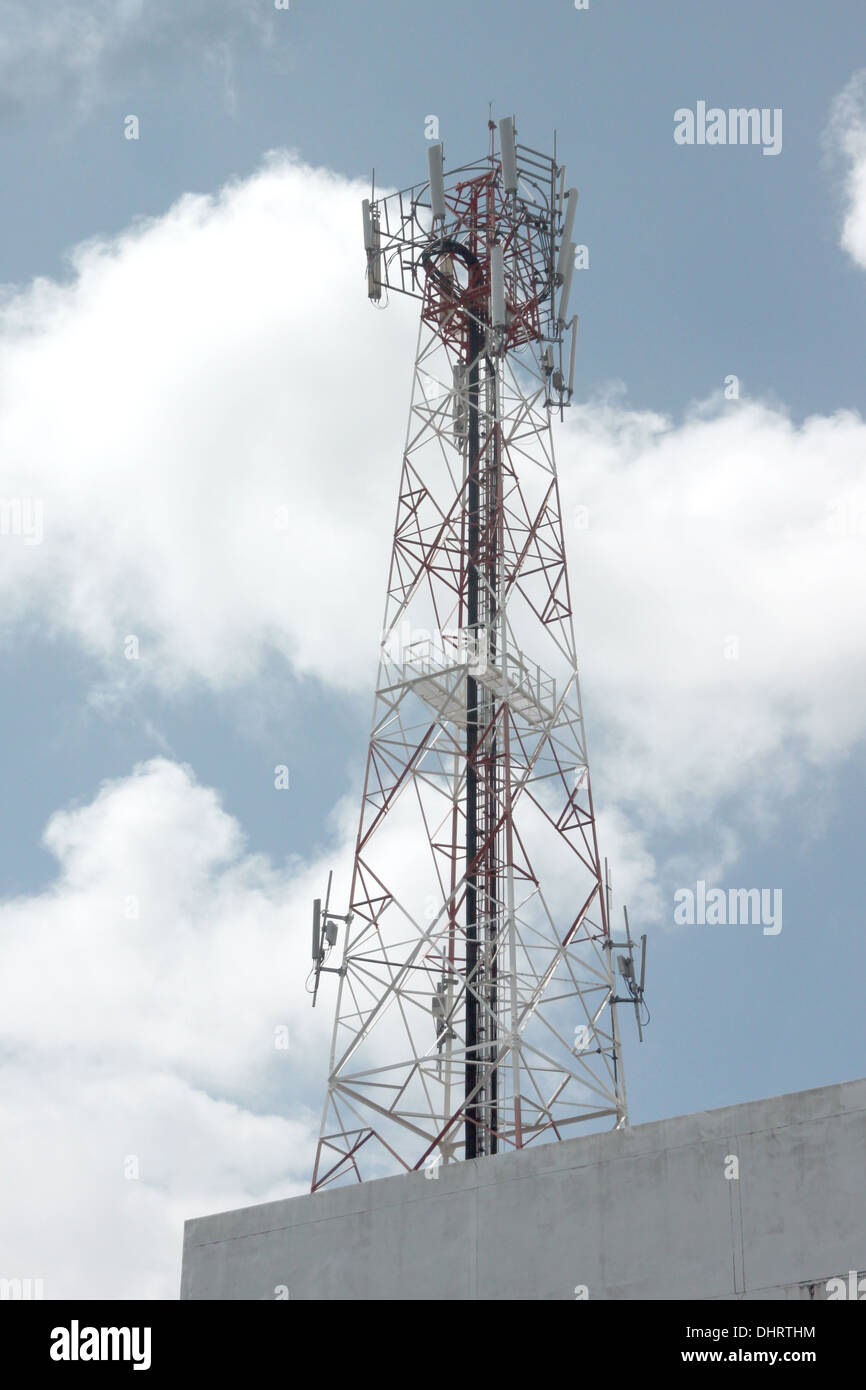 L'antenne téléphone sur le toit du bâtiment. Banque D'Images