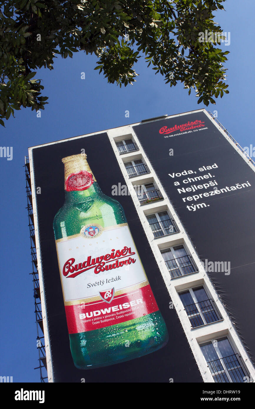 Une publicité pour Budweiser Budvar bière sur le côté d'un immeuble à appartements à Ceske Budejovice, République Tchèque Banque D'Images