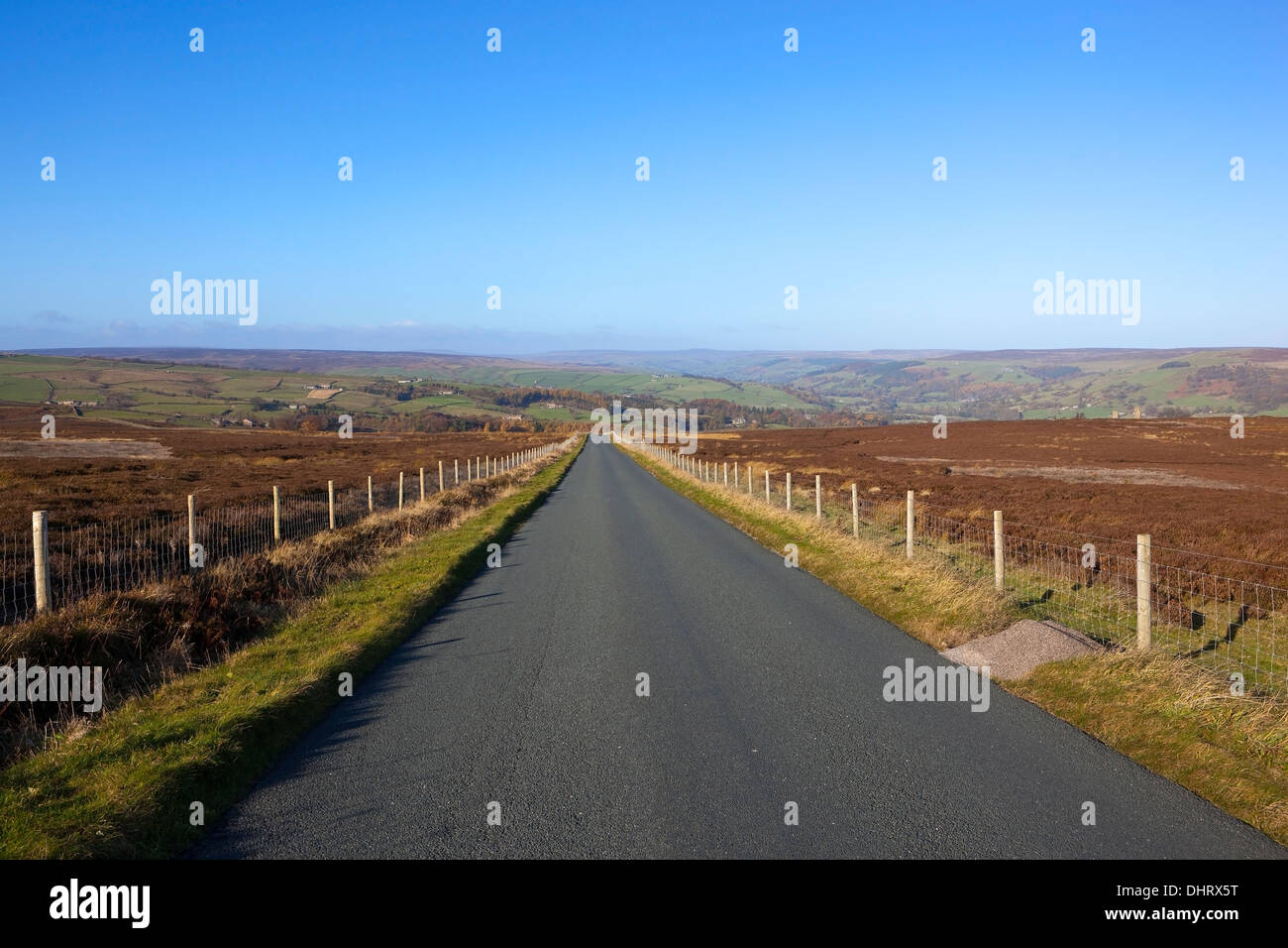 Paysage d'automne anglais en vue de Nidderdale l'aire de trafic de la route à travers les landes Campsites Canet-en-Roussillon ci-dessus au Yorkshire Banque D'Images