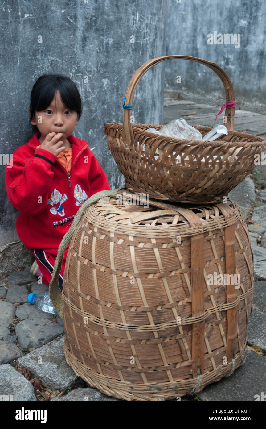 Petite fille de Chengkan village, Huizhou, Anhui, Chine Banque D'Images