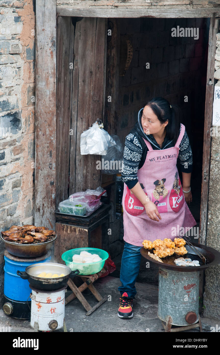 La cuisson des aliments de rue femme dans Hongcun Heritage Village à Huizhou, région de l'Anhui Banque D'Images