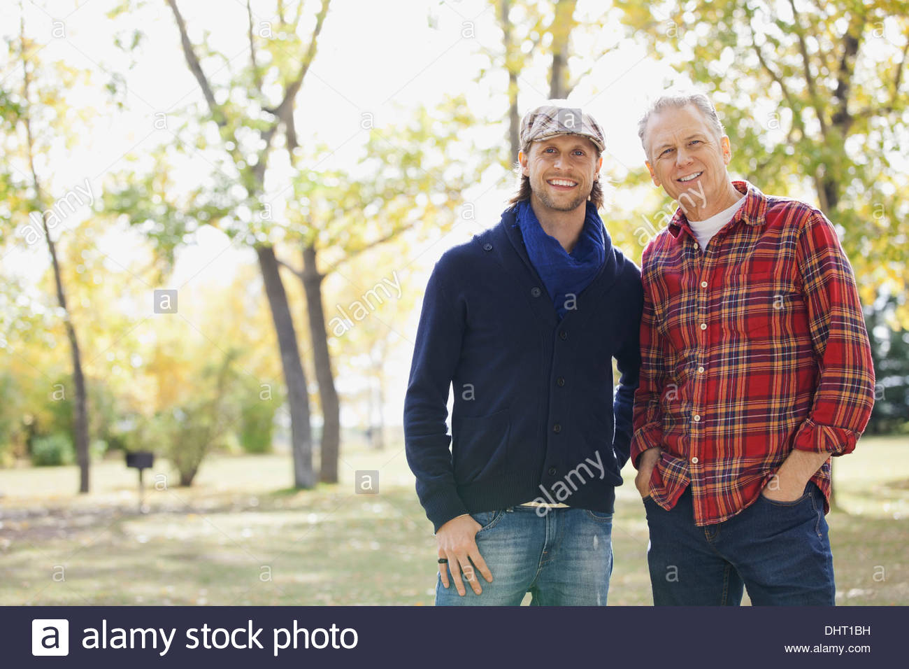 Portrait of happy Mid adult man avec le père au parc au cours de l'automne Banque D'Images