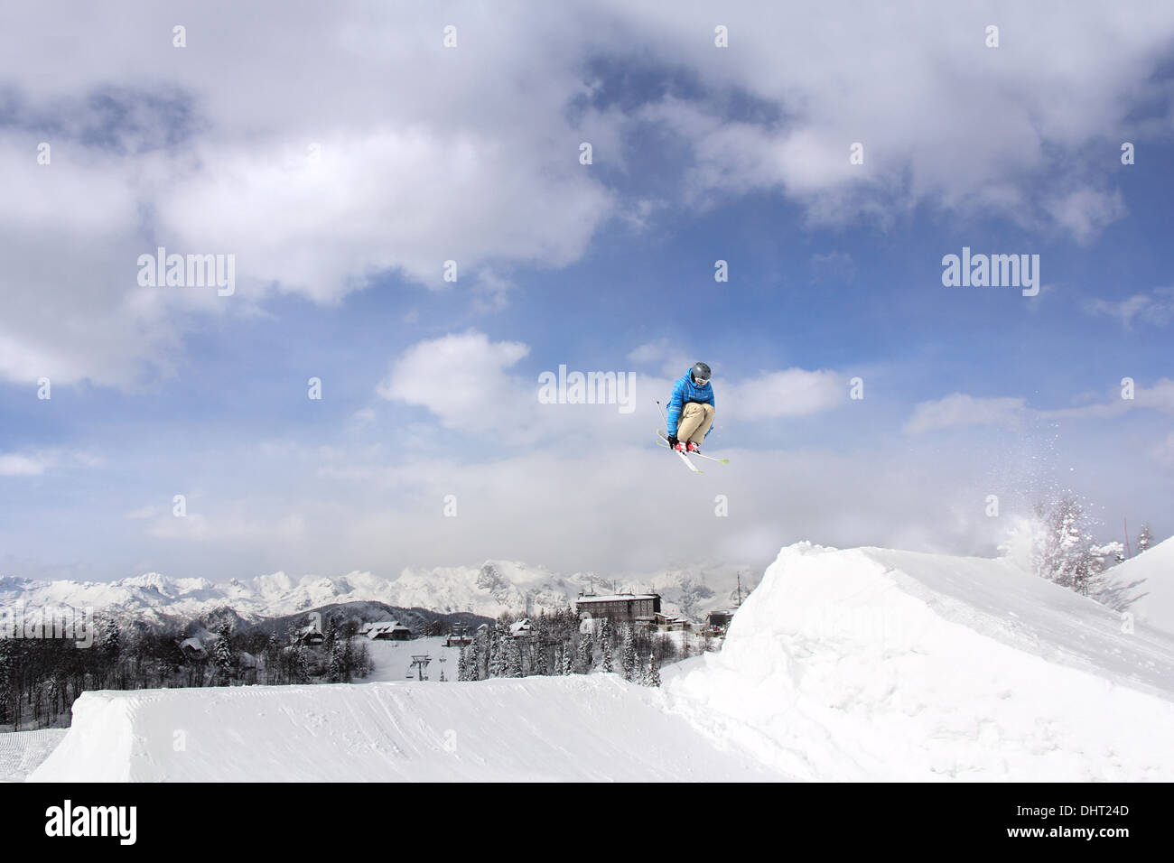 Saut à Ski Saut inhigh montagnes à jour ensoleillé Banque D'Images