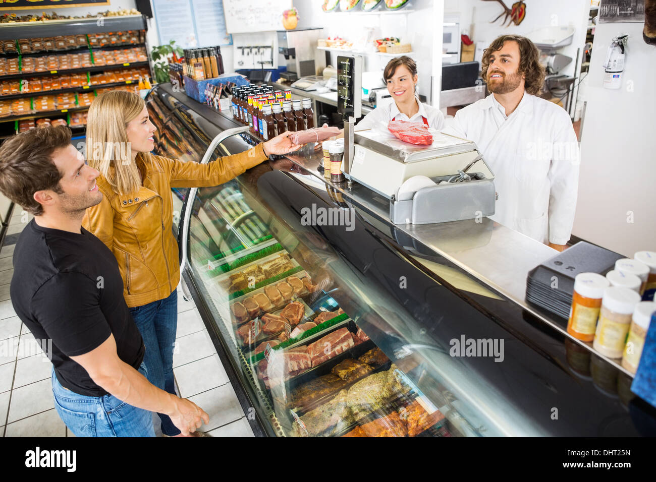 Achat de viande Couple Salesman in Shop Banque D'Images