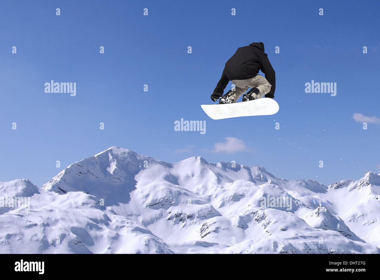 Snowboarder à aller dans des montagnes de Banque D'Images