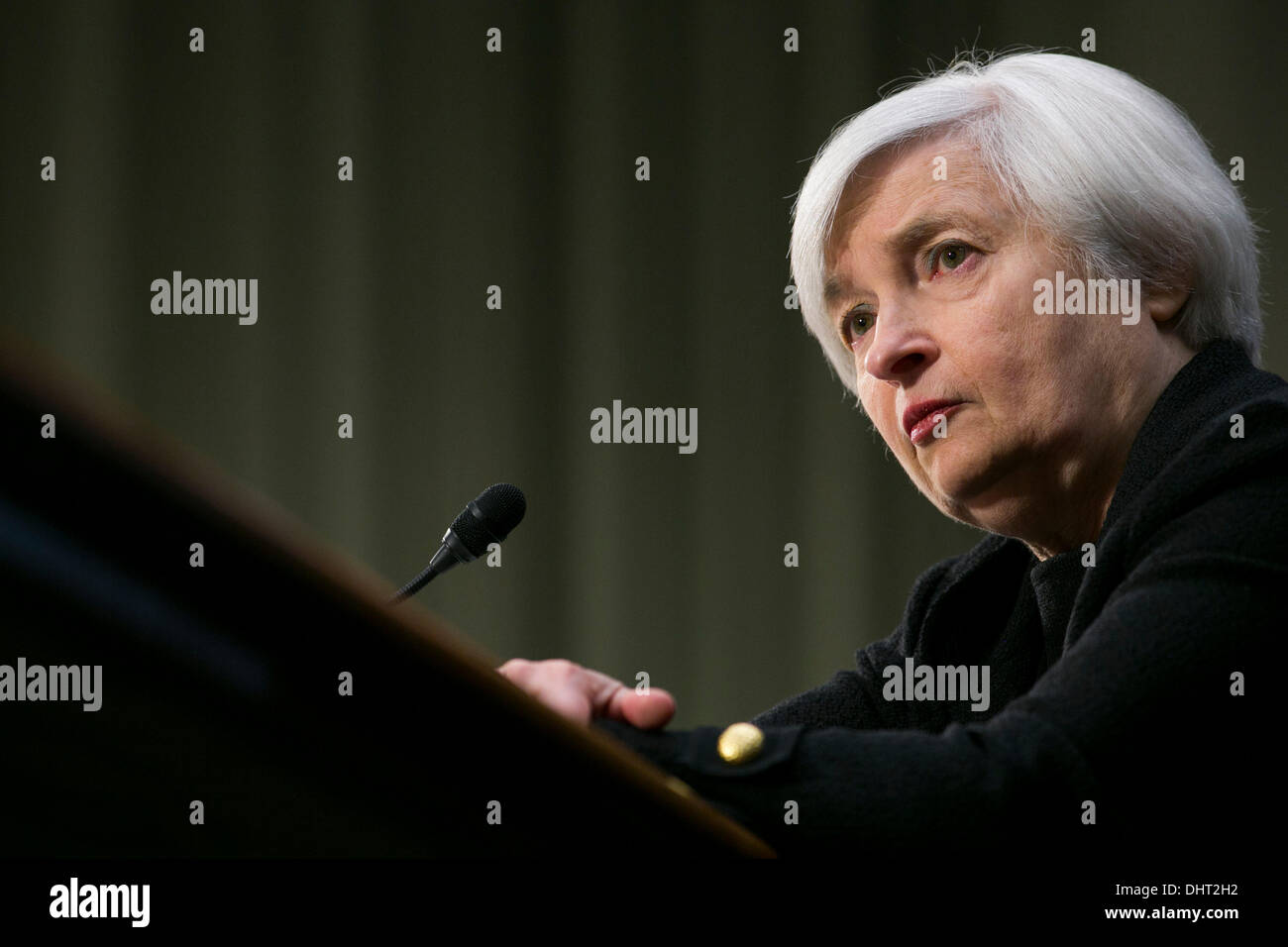 Washington DC, USA. 14 novembre 2013. Janet Yellen témoigne devant le comité sénatorial des banques au cours d'une audience sur sa candidature pour devenir président de la Banque fédérale de réserve le 14 novembre 2013 à Washington, DC Crédit : Kristoffer Tripplaar/Alamy Live News Banque D'Images