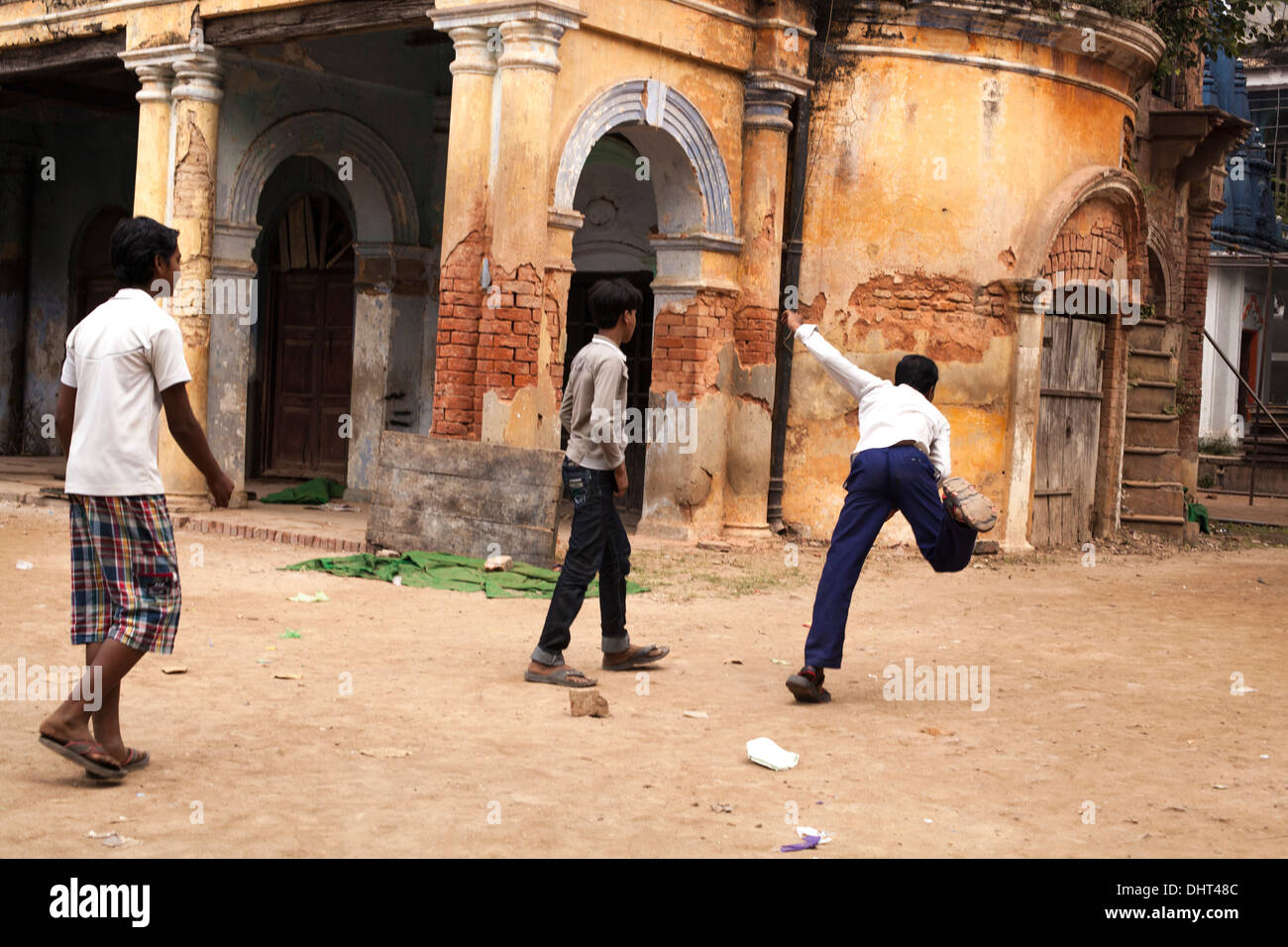 Les garçons à jouer au cricket en Inde Banque D'Images