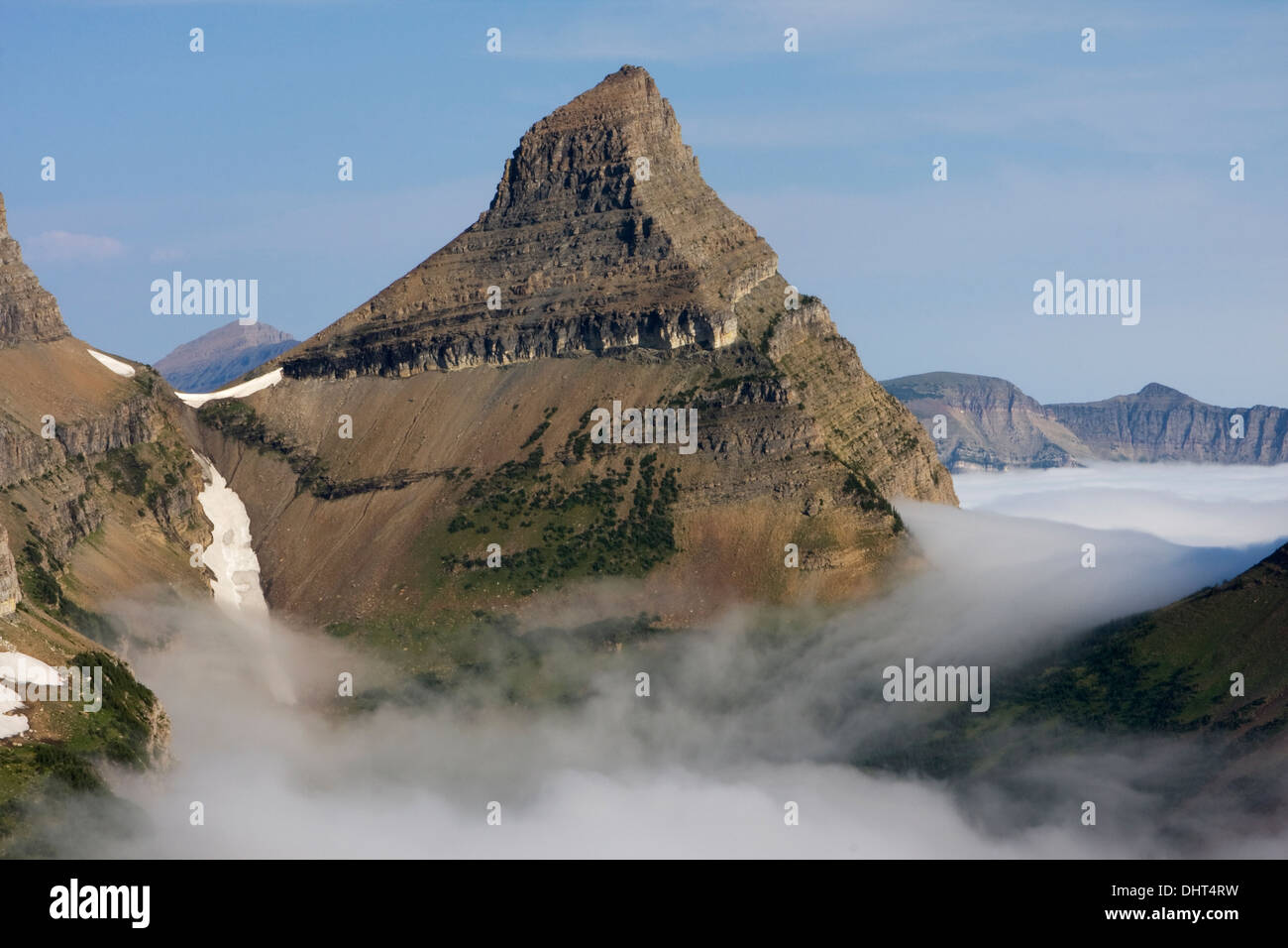 Les nuages touchent les Indiens Stony Point culminant en Wahcheechee passent en dessous de Glacier National Park, Montana. Banque D'Images