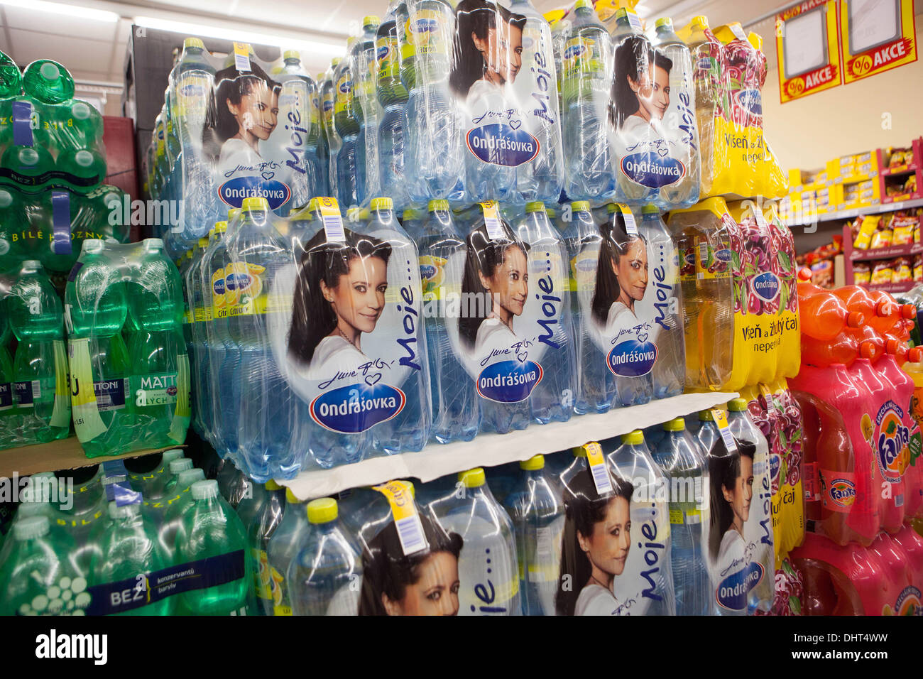 L'eau minérale Ondrasovka la vente dans un supermarché République Tchèque Banque D'Images