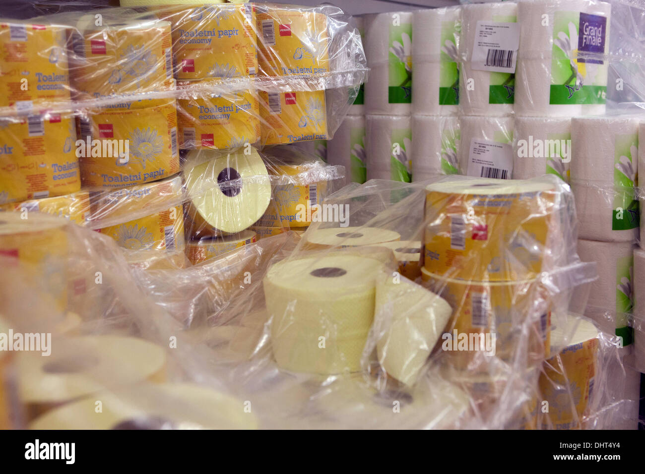 Vente de produits, rouleaux de papier toilette dans les supermarchés en République Tchèque Banque D'Images