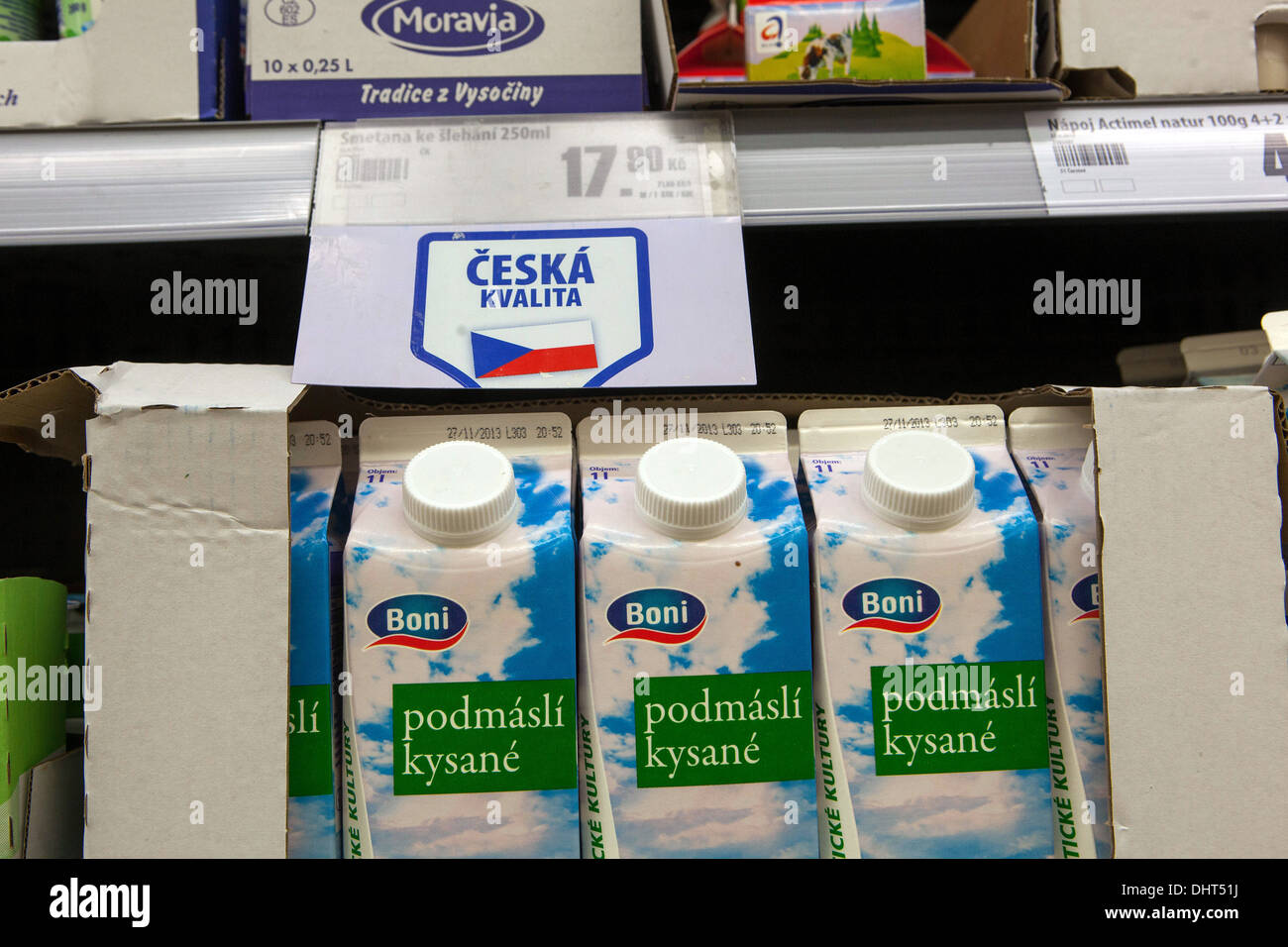 Vente de produits laitiers dans les supermarchés en République Tchèque Banque D'Images