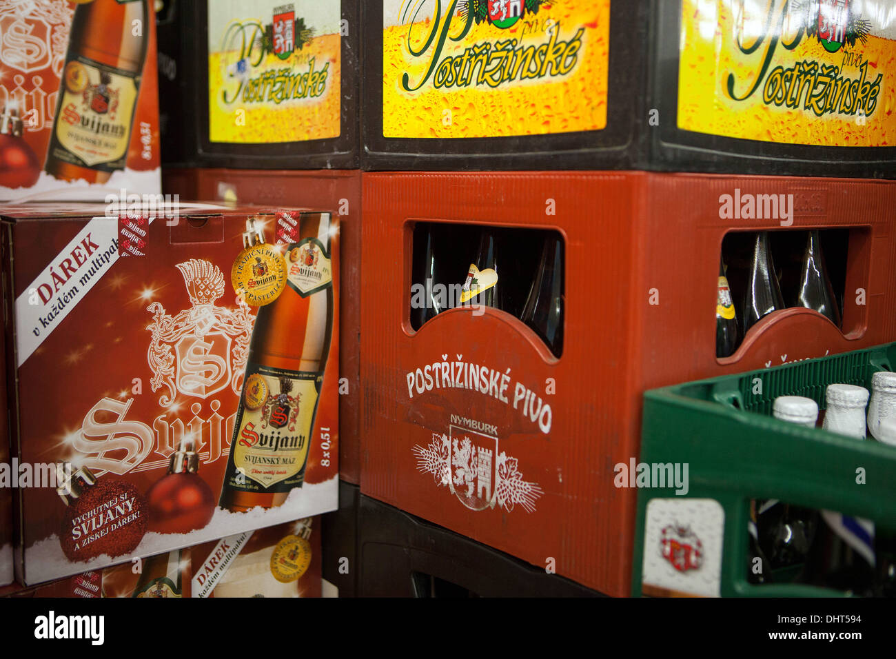 Bouteilles dans une caisse de bière et Postřižinské Svijany marques. Dans le supermarché République Tchèque Banque D'Images