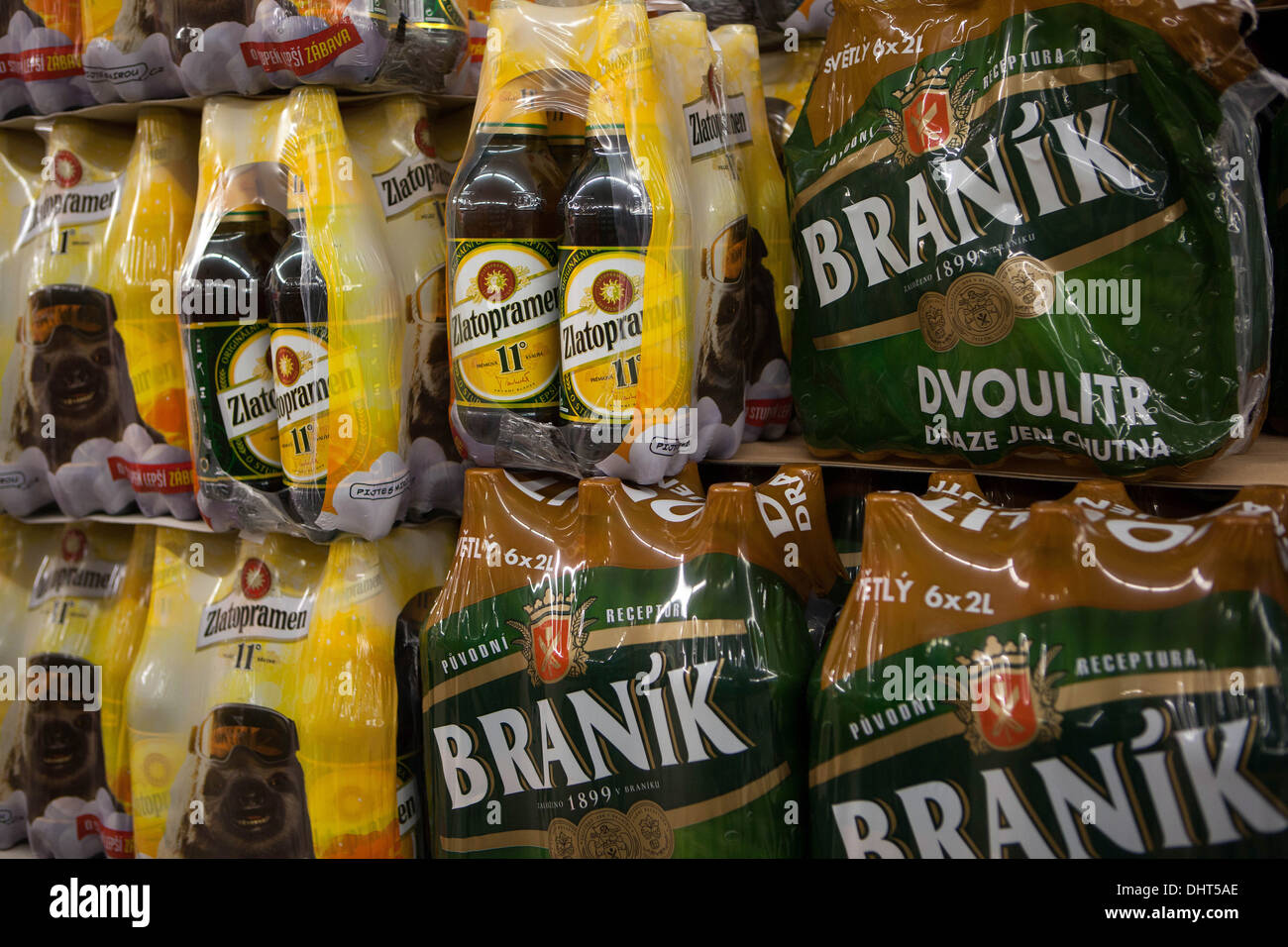 2 l en plastique bouteille de bière marques Zlatopramen et Braník. Dans le supermarché République Tchèque Banque D'Images