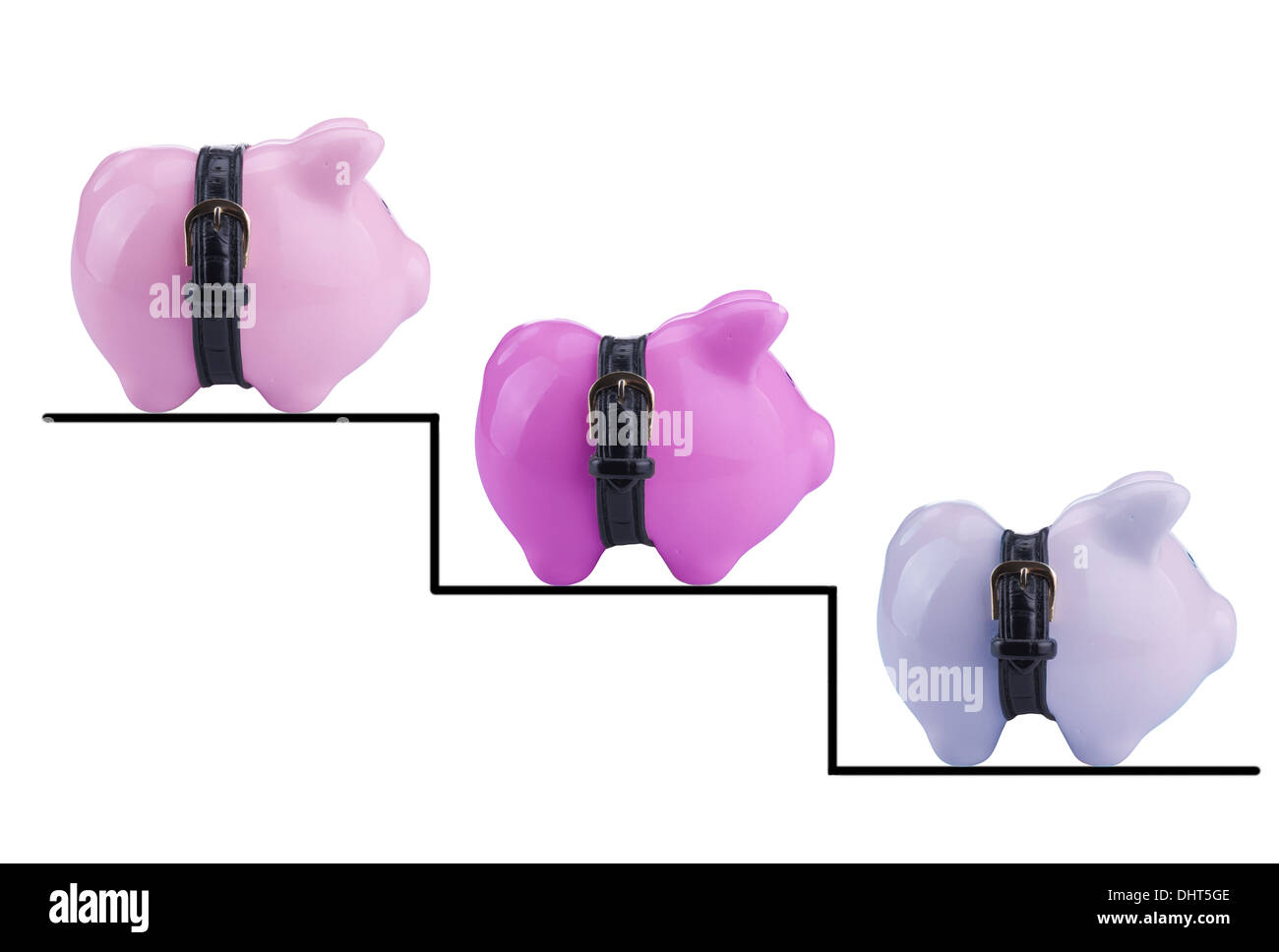 Étape de la crise économique.l'image conceptuelle d'une tirelire avec ceinture serré isolé sur fond blanc Banque D'Images