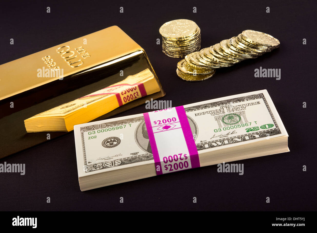 Des pièces d'or et une barre d'or avec une pile de caisse américaine Banque D'Images