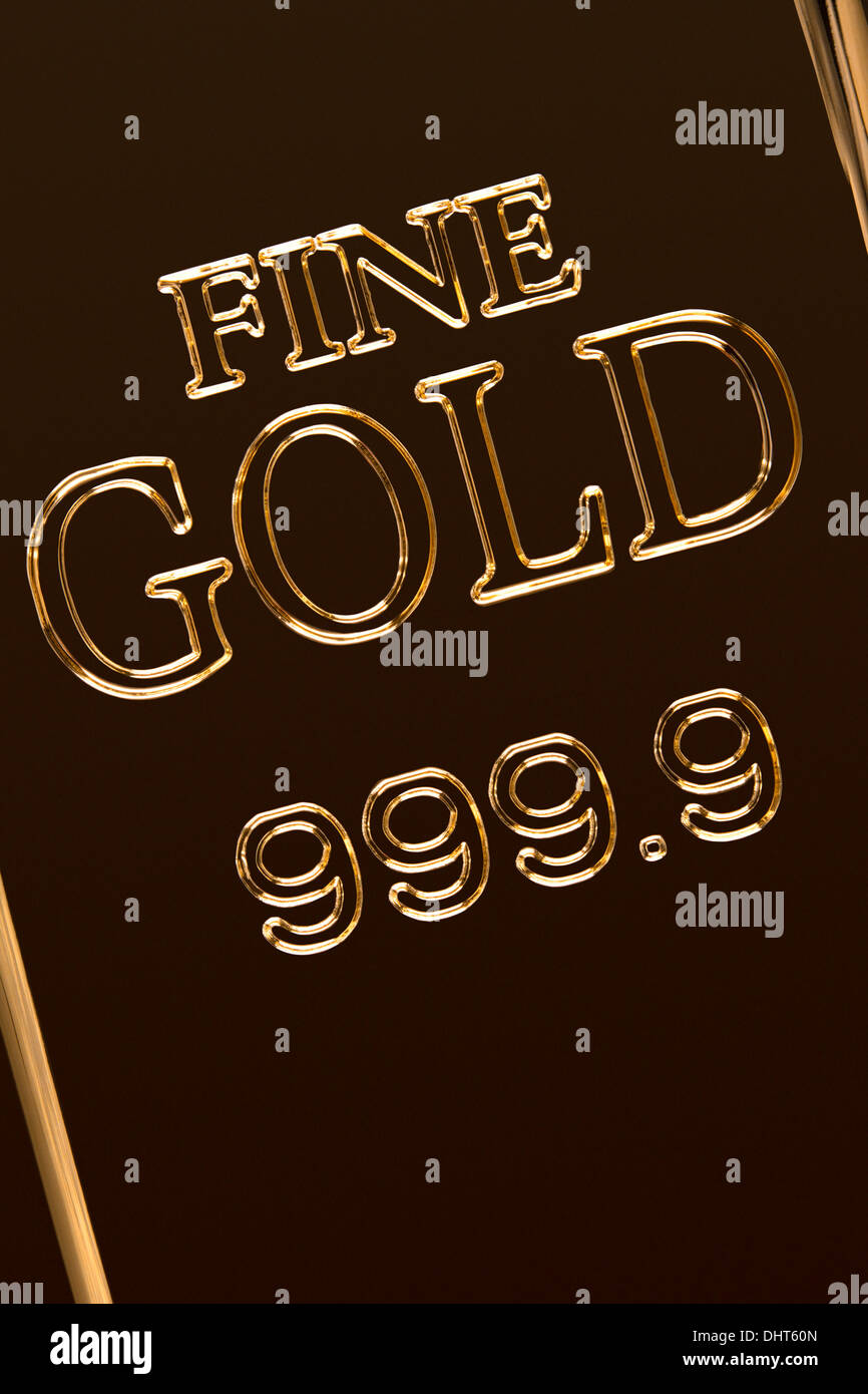 Un close up image d'une barre d'or surface avec insigne estampé. Cette image peut être utilisé horizontalement ou verticalement. Banque D'Images
