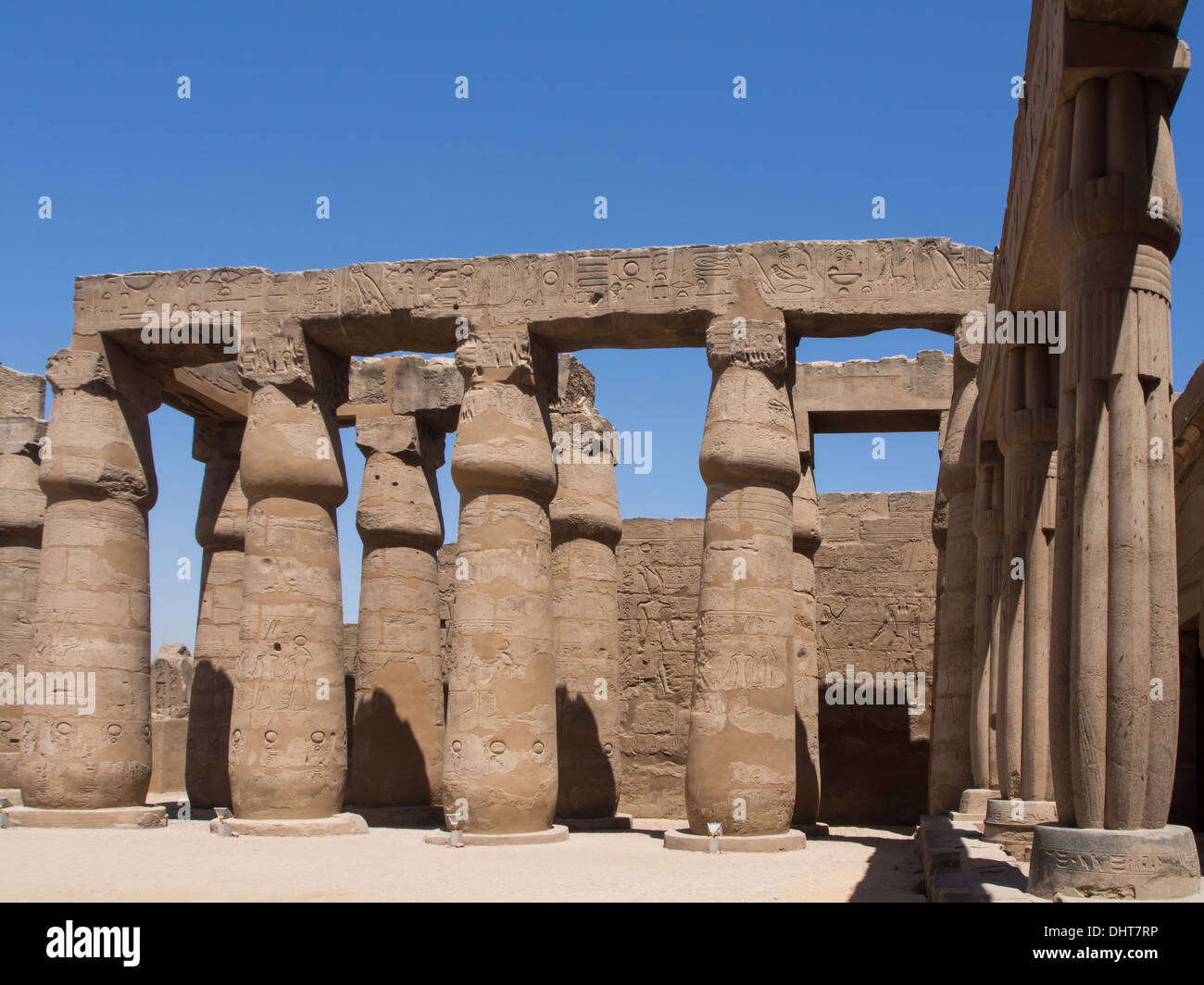 La Cour d'Amonhotep III avec colonnes de papyrus, visible au temple de Louxor, Louxor Banque D'Images
