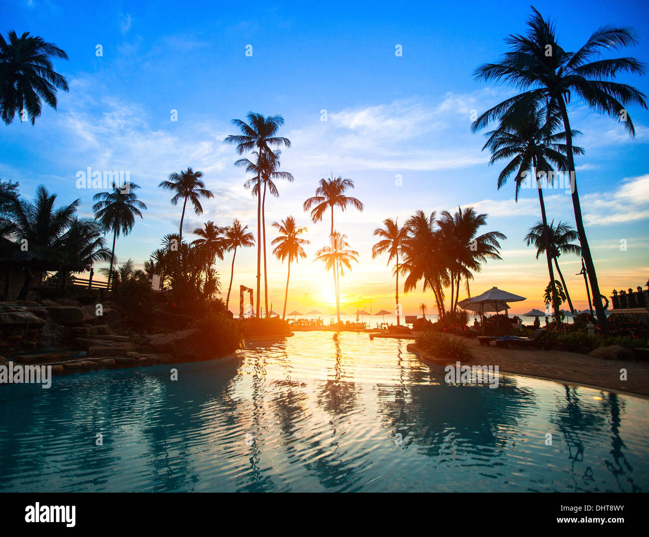 Magnifique coucher de soleil sur une jolie plage tropiques. Banque D'Images