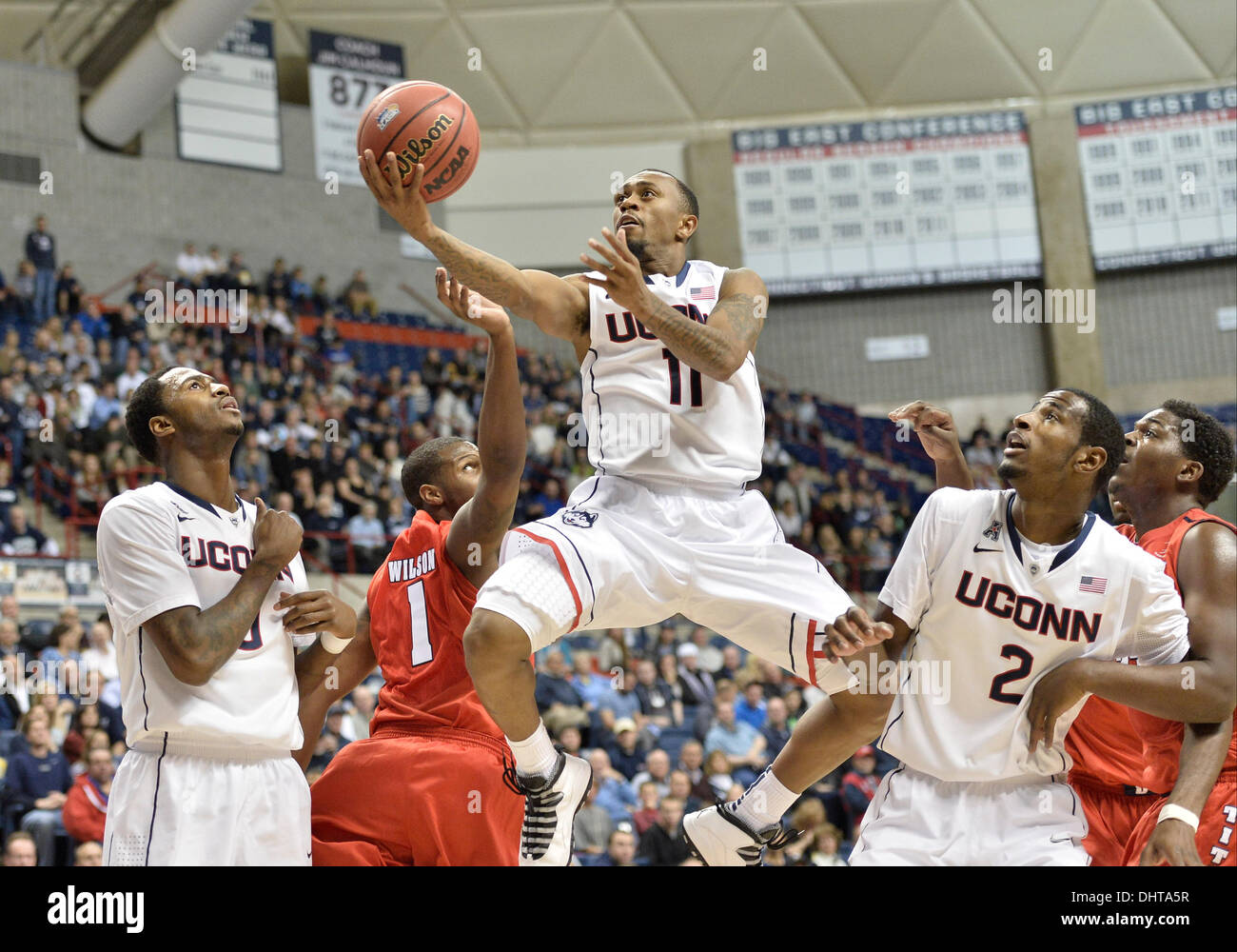 Storrs, CT, USA. 14Th Nov, 2013. Jeudi 14 Novembre 2013 : Connecticut Huskies guard Ryan Boatright (11) disques durs pour le panier contre Detroit Titans guard Anton Wilson (1), avec le Connecticut Huskies avant Phillip Nolan (0) et du Connecticut Huskies avant de DeAndre Daniels (2) à la recherche sur pendant la 2ème moitié du jeu de basket-ball de NCAA entre Detroit et Indiana à Gampel Pavilion dans Storrs, CT. UConn a battu très facilement Detroit 101-55. Bill Shettle / Cal Sport Media. Credit : csm/Alamy Live News Banque D'Images