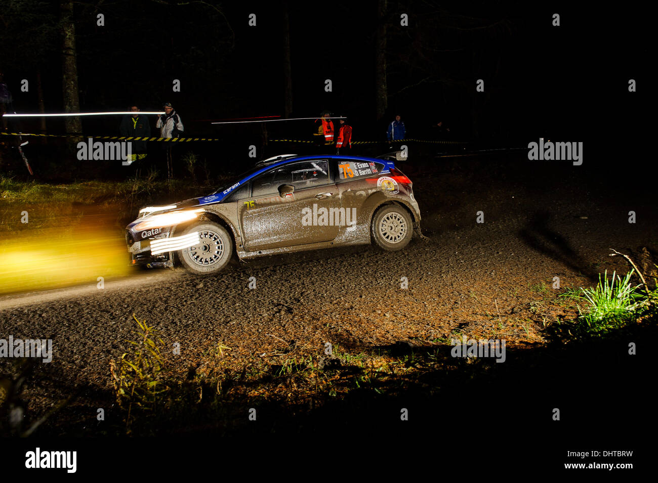 Denbighshire, Wales. 14Th Nov, 2013. Elfyn Evans et Daniel Barritt de Grande-Bretagne (GBR) conduire leurs QATAR M-Sport World Rally Team WRC 2 Ford Fiesta R5 sur la première passe de l'étape de nuit Clocaenog (SS3) au cours de la 1re journée de Wales Rally GB, la finale du Championnat des rallyes de la FIA 2013 Word. Credit : Action Plus Sport/Alamy Live News Banque D'Images