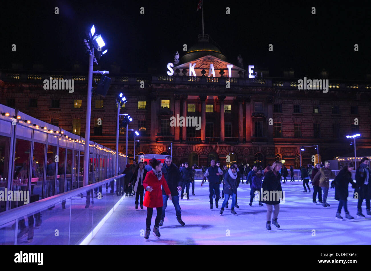 London, UK . 14Th Nov, 2013. Profitez de la foule première nuit à Somerset House patinoire London 14/11/2013 Credit : JOHNNY ARMSTEAD/Alamy Live News Banque D'Images