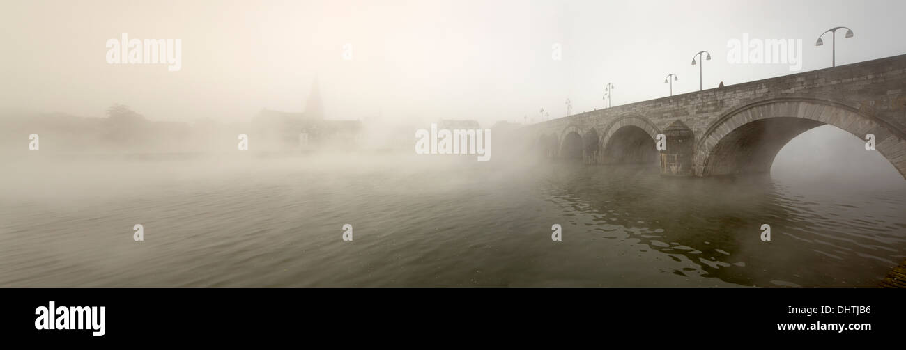 Pays-bas, Maastricht, Maas ou Meuse. Pont appelé Sint Servaas. Brume du matin. Cargo Banque D'Images