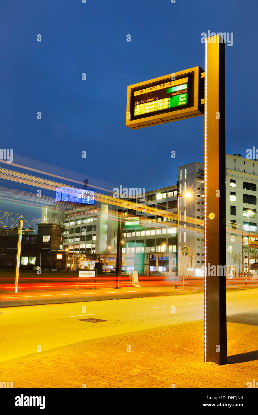Pays-bas, Eindhoven, quartier appelé Strijp-S. Arrêt de bus. Historique ancienne usine Philips appelé Bâtiment de l'horloge Banque D'Images