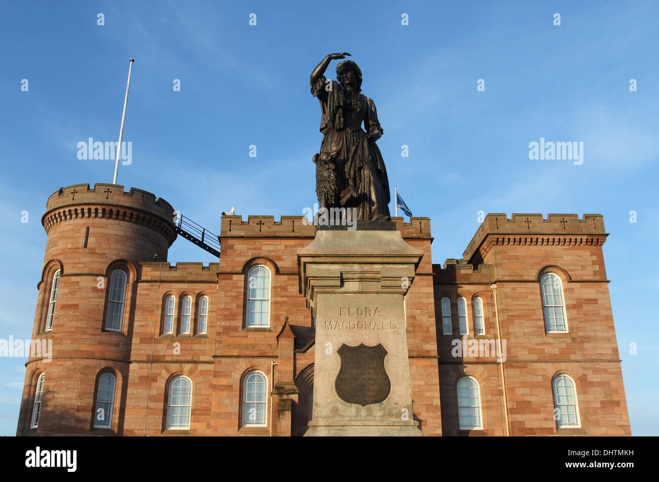 Flora Macdonald statue et château d'Inverness en Écosse novembre 2013 Banque D'Images