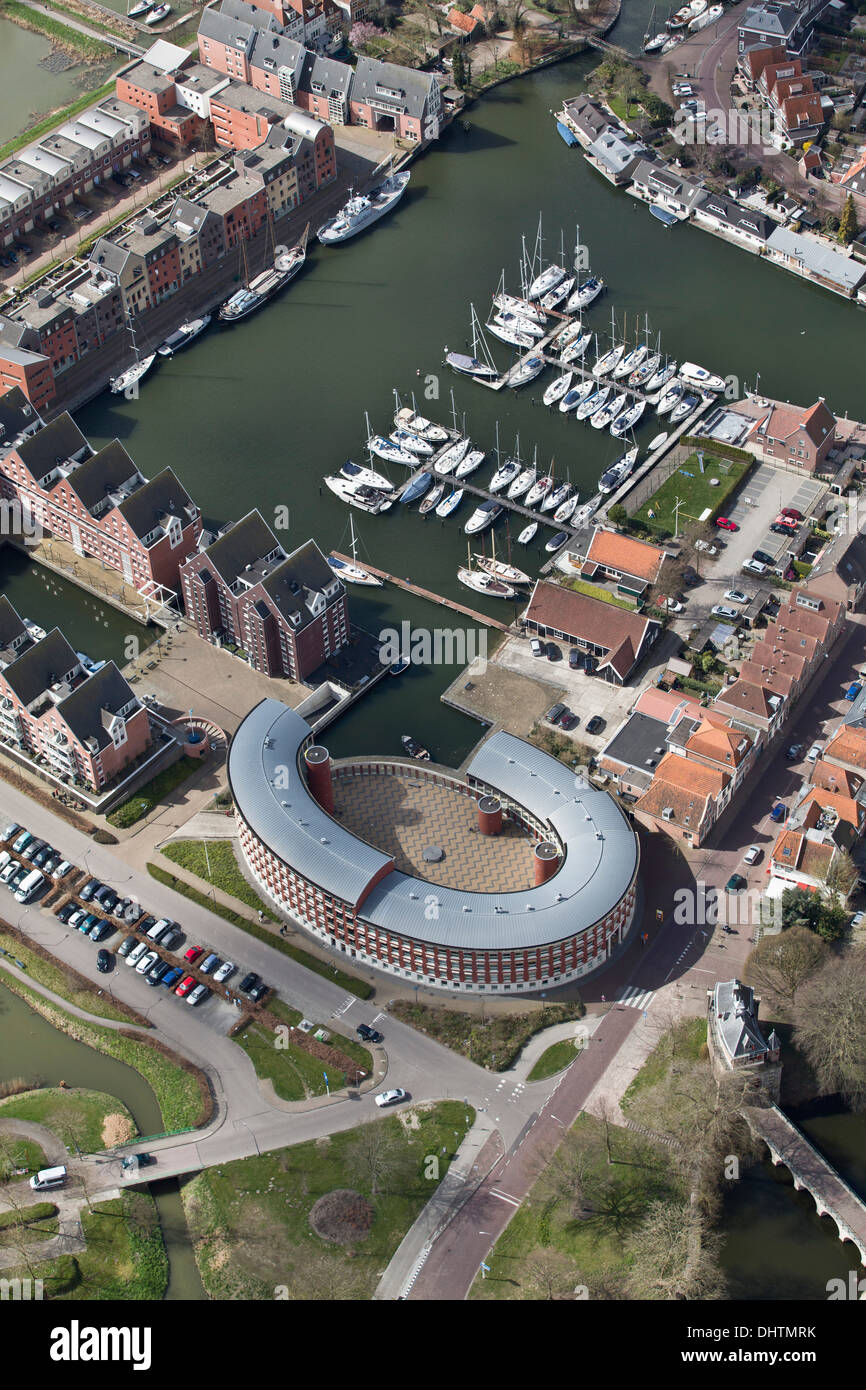Pays-bas, Hoorn, Marina dans quartier résidentiel. Aerial Banque D'Images
