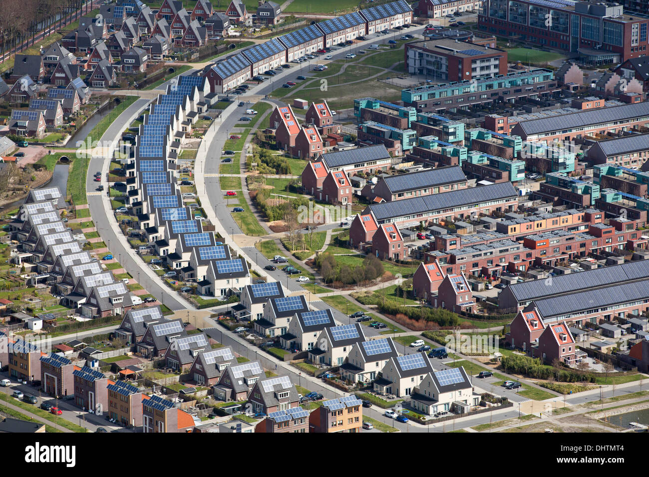 Pays-bas, Amsterdam, quartier appelé ville du soleil, Néerlandais : Stad van de Zon. Toutes les maisons avec des panneaux solaires. Aerial Banque D'Images