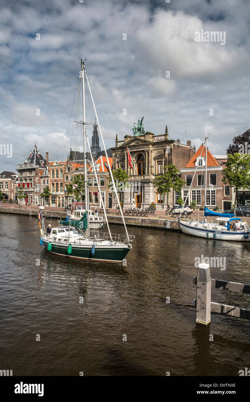 Pays-bas, Haarlem, Musée Teyler, le long de la rivière appelé Het Spaarne. Les petits bateaux disponibles Banque D'Images