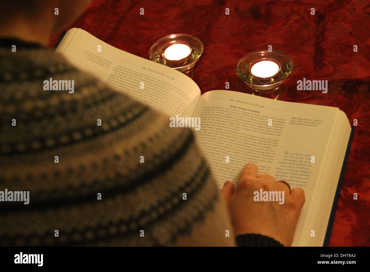 Une femme lit la bible Banque D'Images