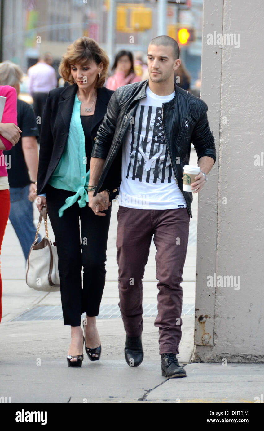 Mark Ballas et mère Shirley Ballas quitter leur hotel New York City, USA - 23.05.12 Banque D'Images