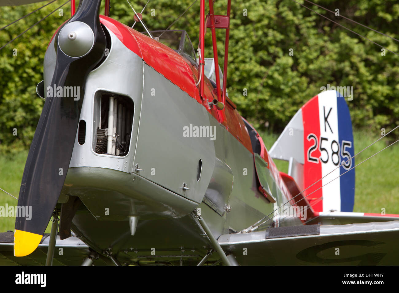 Tiger Moth biplan des années 30 avions à un air de Shuttleworth Collection affichage à l'ancien aérodrome de gardes de Bedfordshire Banque D'Images