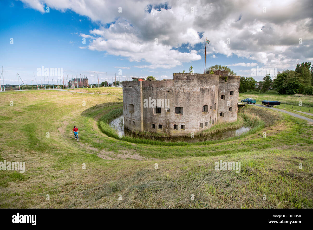 Pays-Bas, Muiden, fort de Muizenfort, ligne de défense d'Amsterdam, appelé château de Muiderslot, cycliste. Waterlinies Hollandse. Lignes de défense des eaux néerlandaises. Banque D'Images